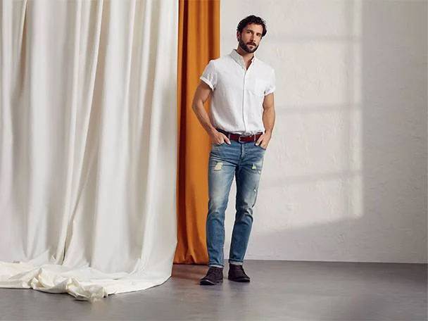 Mann in weißem Hemd und Jeans