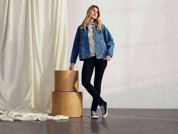 Jeansjacke, Jeans und Holztische.