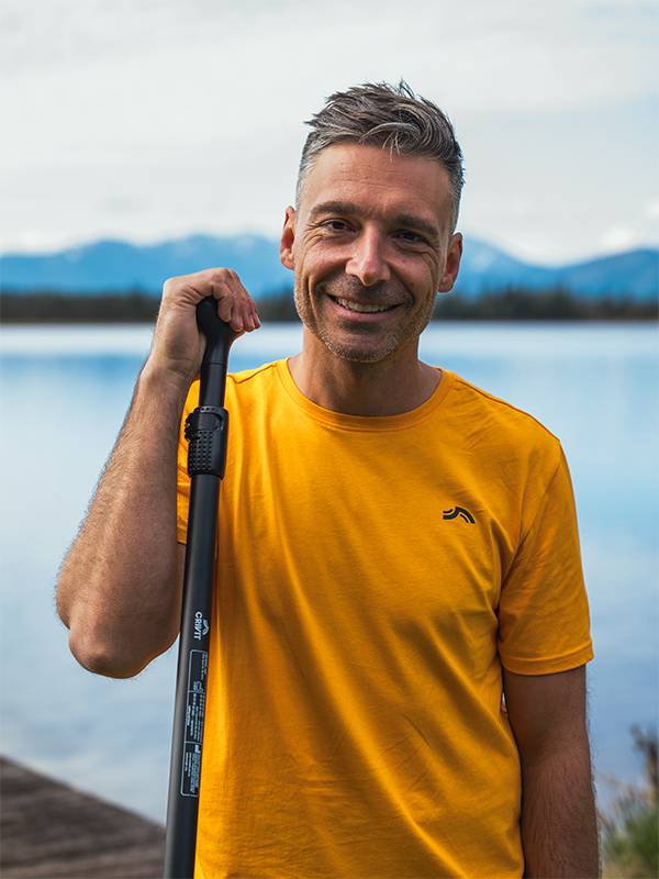 Mann mit Craft Paddel.