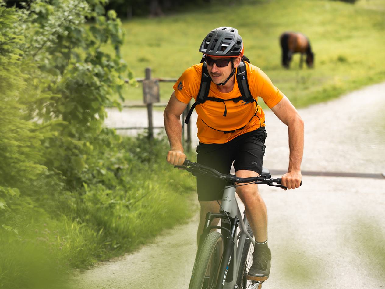 E-Bike und Fahrradkleidung im Freien.
