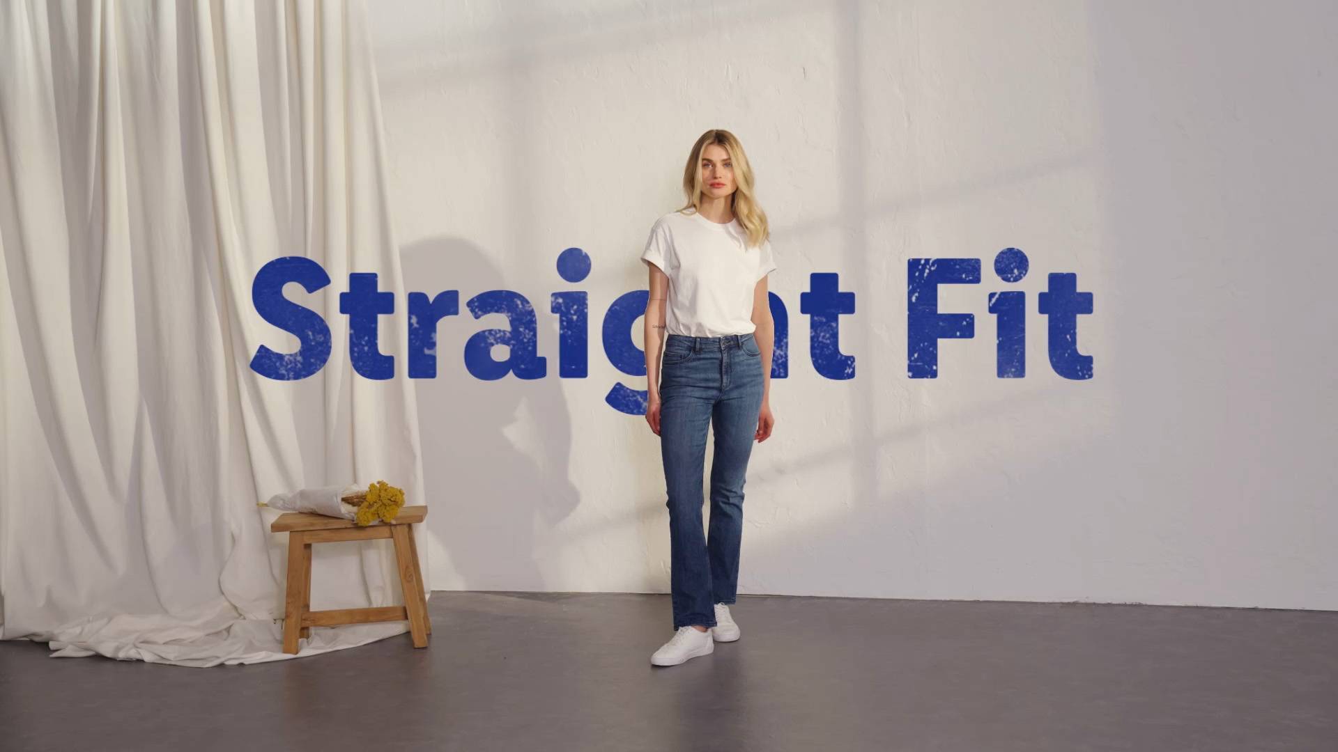 Straight-Fit Jeans und weißes T-Shirt.