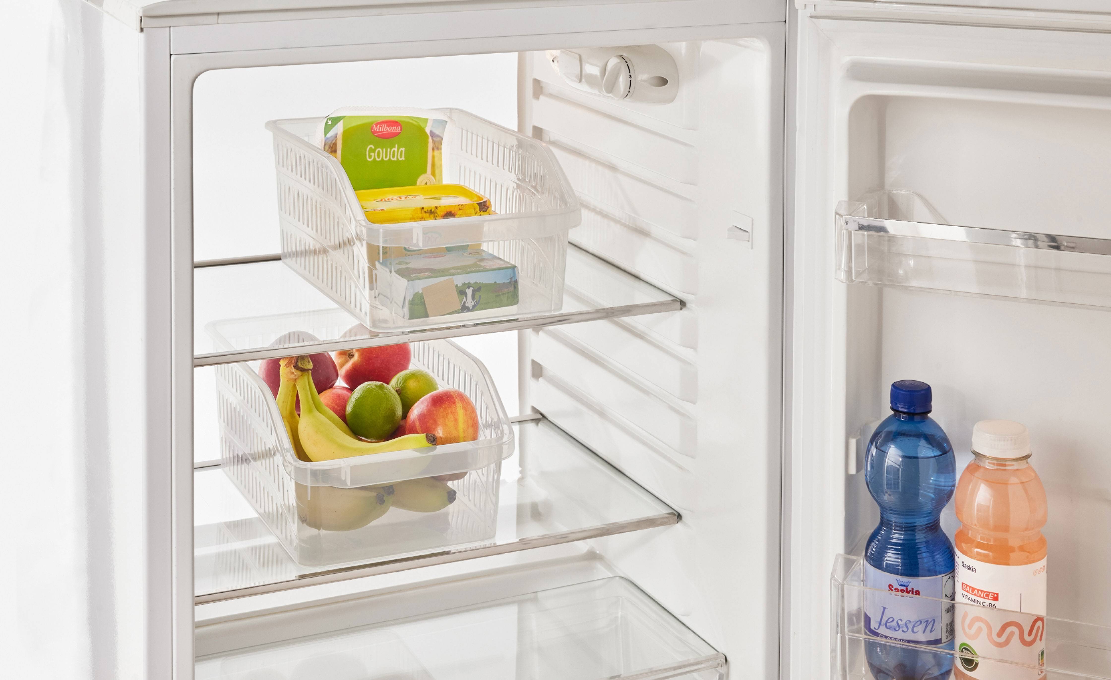 Offener Kühlschrank mit transparenten Behältern für Käse, Butter, Obst und Getränke.