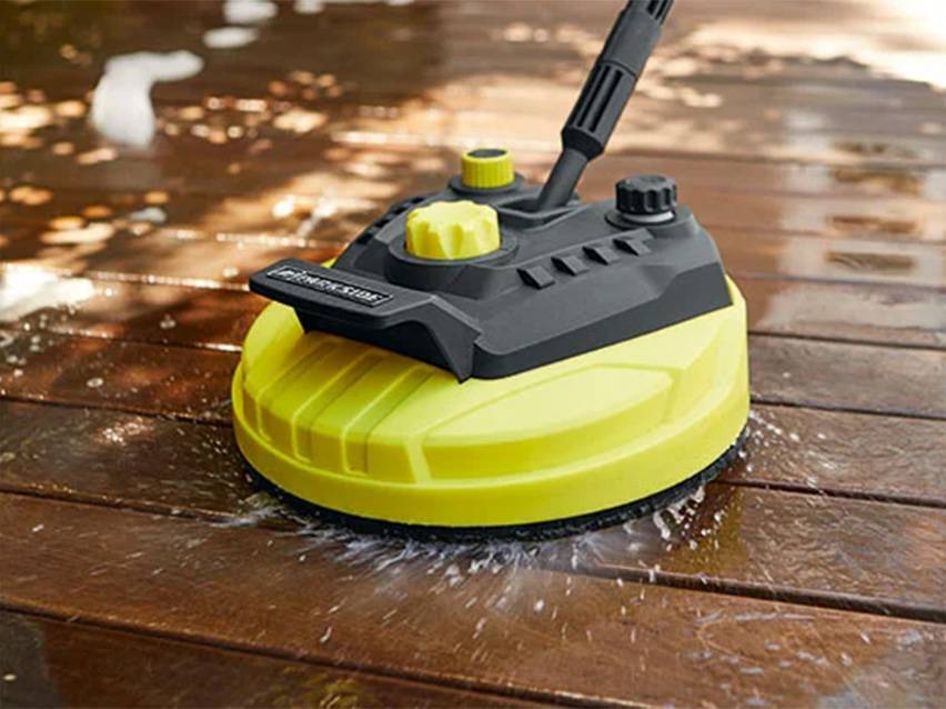 Powerplus Holzreiniger in Aktion.