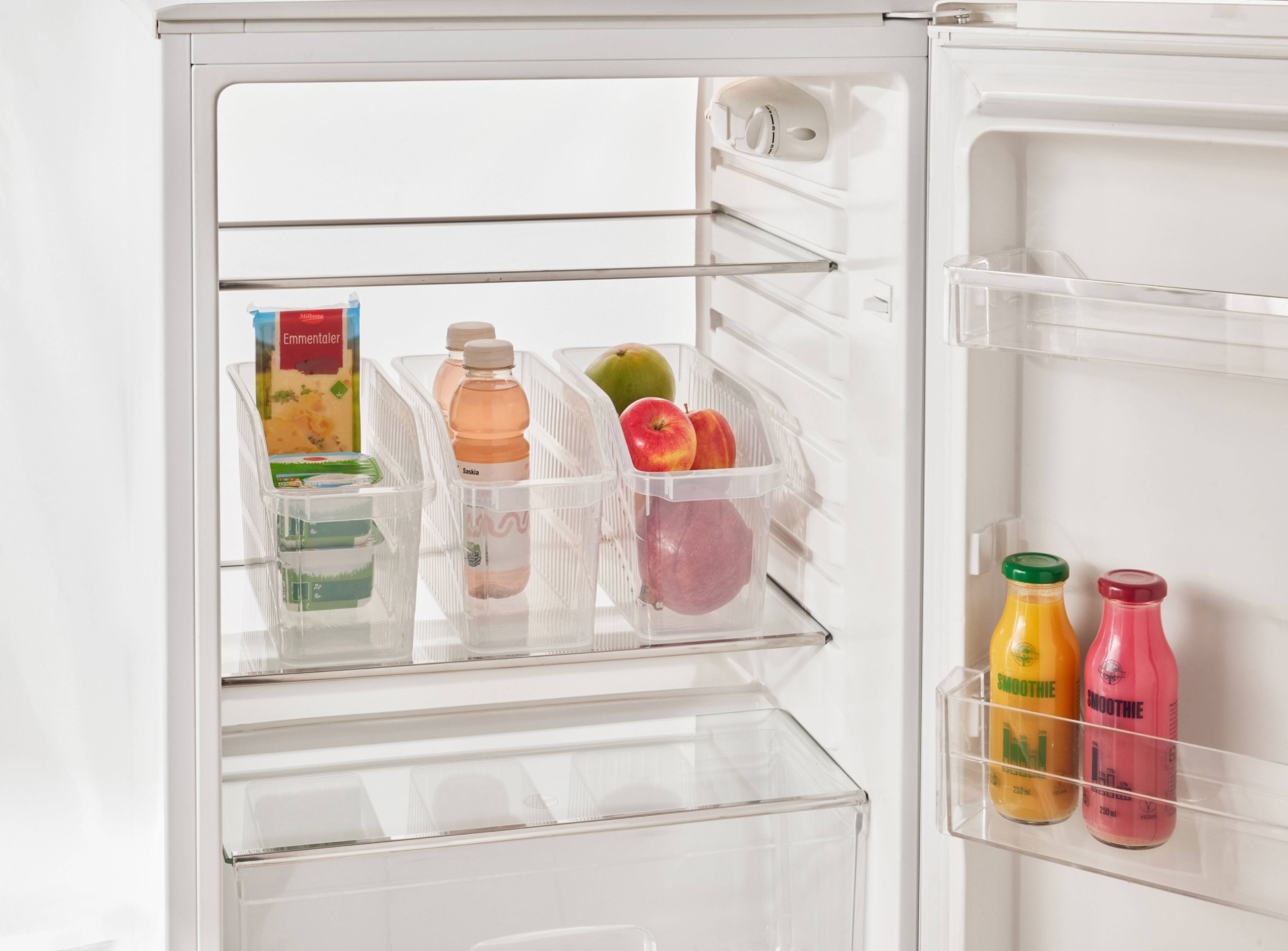 Kühlschrankinnenraum mit Käse, Getränken und Obst in transparenten Behältern.
