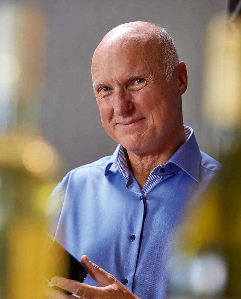 Mann untersucht Weinflaschen.