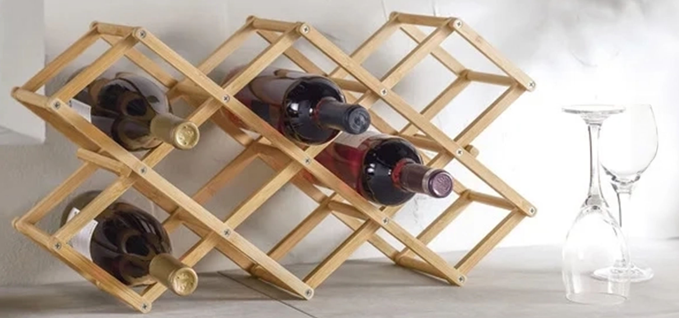 Holz-Weinregal mit Flaschen und Gläsern.