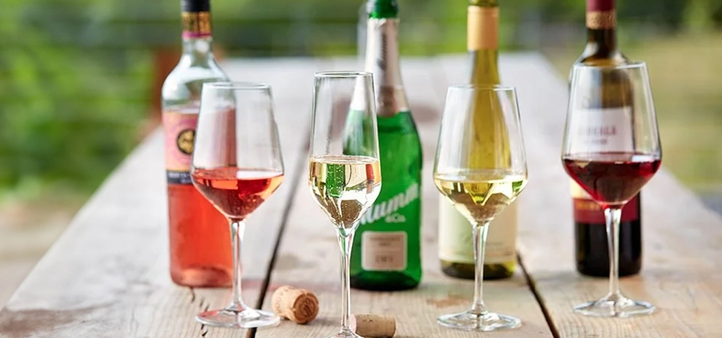 Rosè, Weiß- und Rotwein in Gläsern.