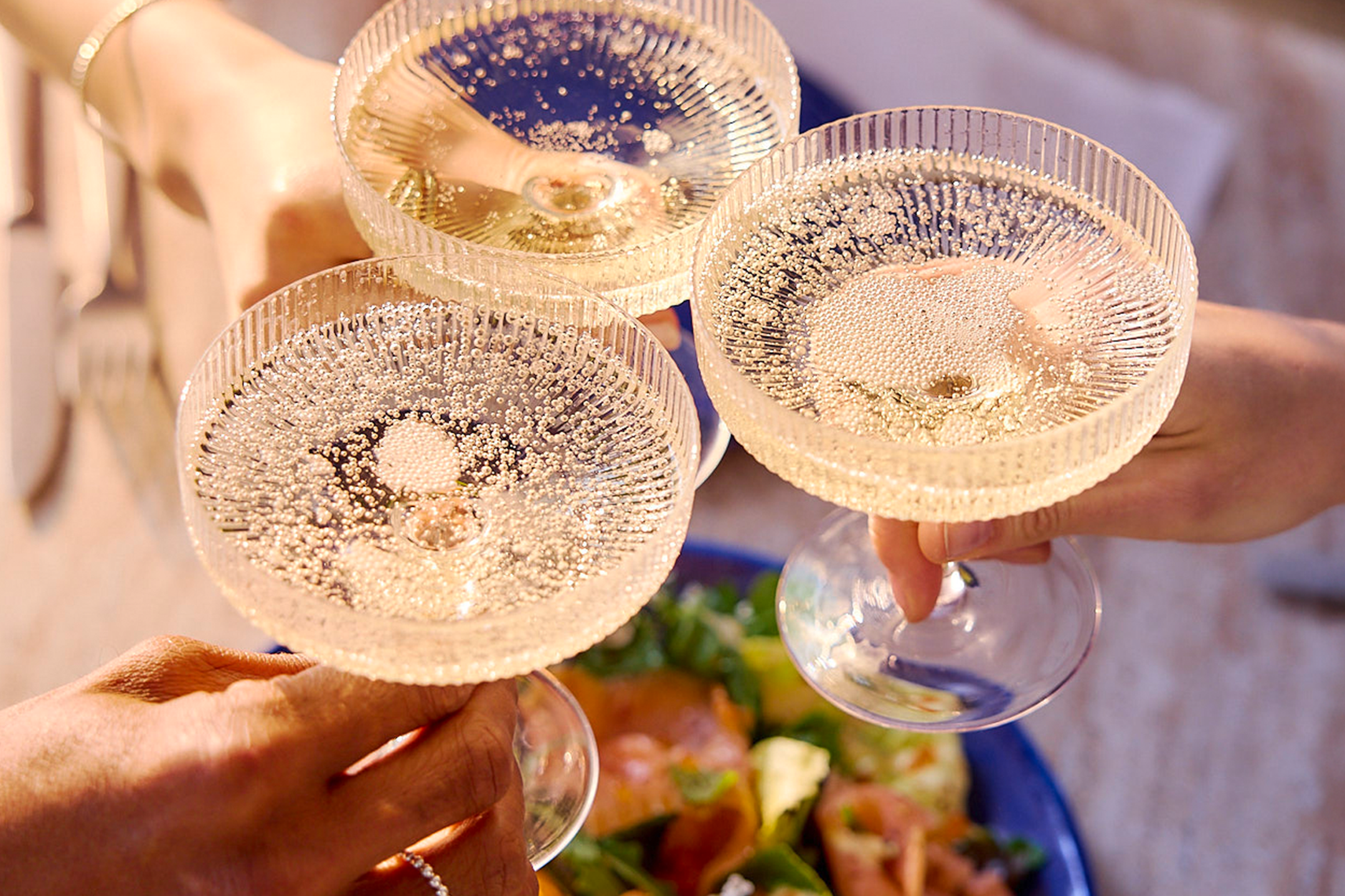 Drei Gläser Champagner mit Salat.