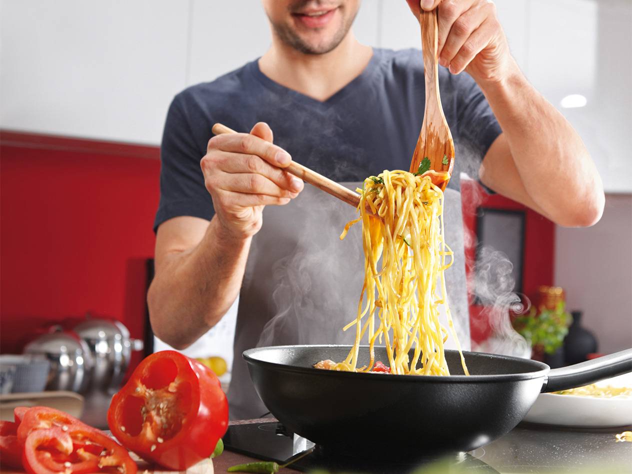 Pasta und Wokgericht, Holzlöffel.