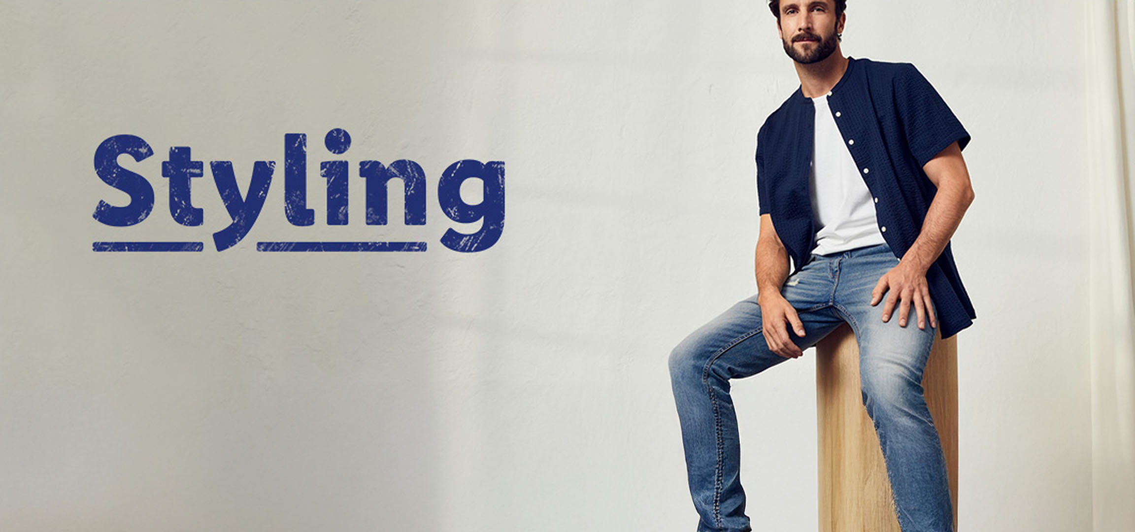 Jeans und Hemd Styling.