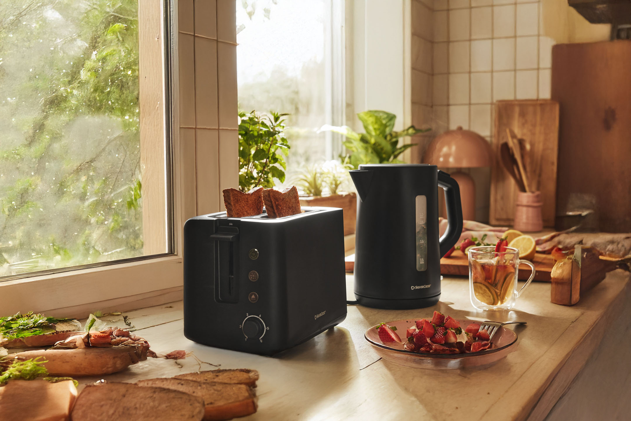 Schwarzer Silvercrest Toaster und Wasserkocher.