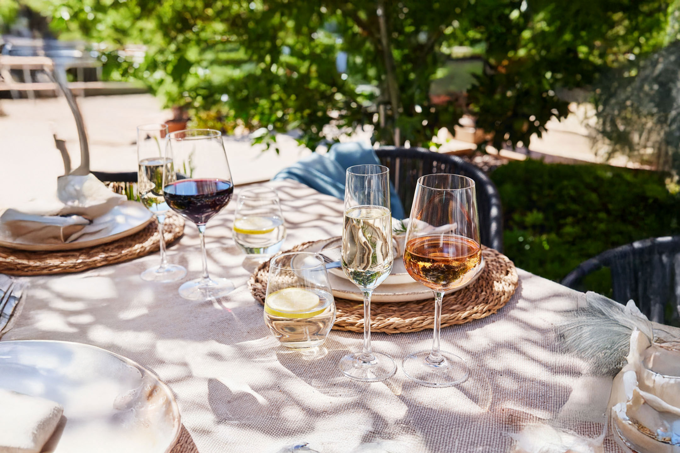 Wein, Champagner, Tisch im Freien.