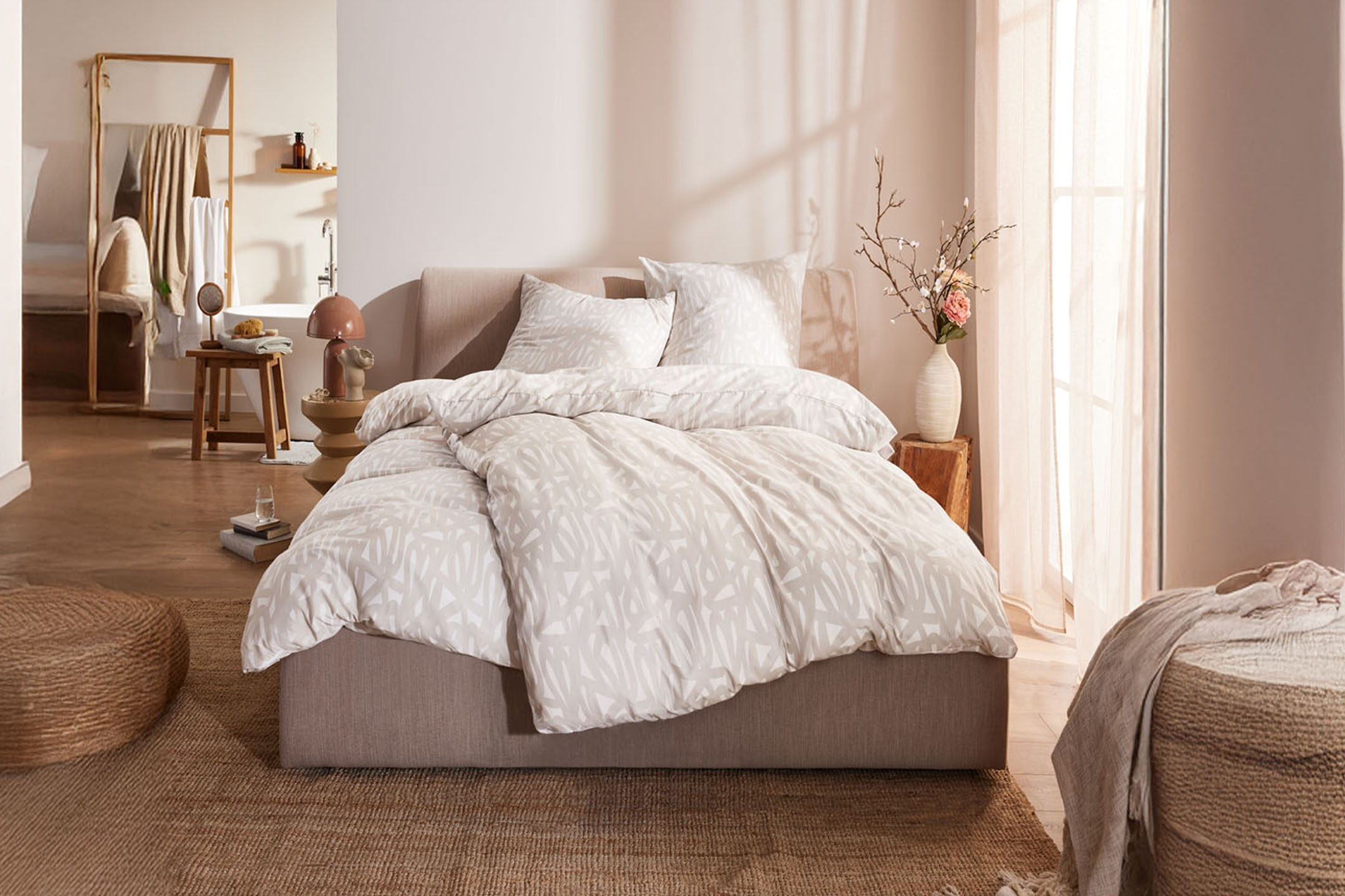 Modernes Bettwäsche und Wohnaccessoires in neutralen Farben.