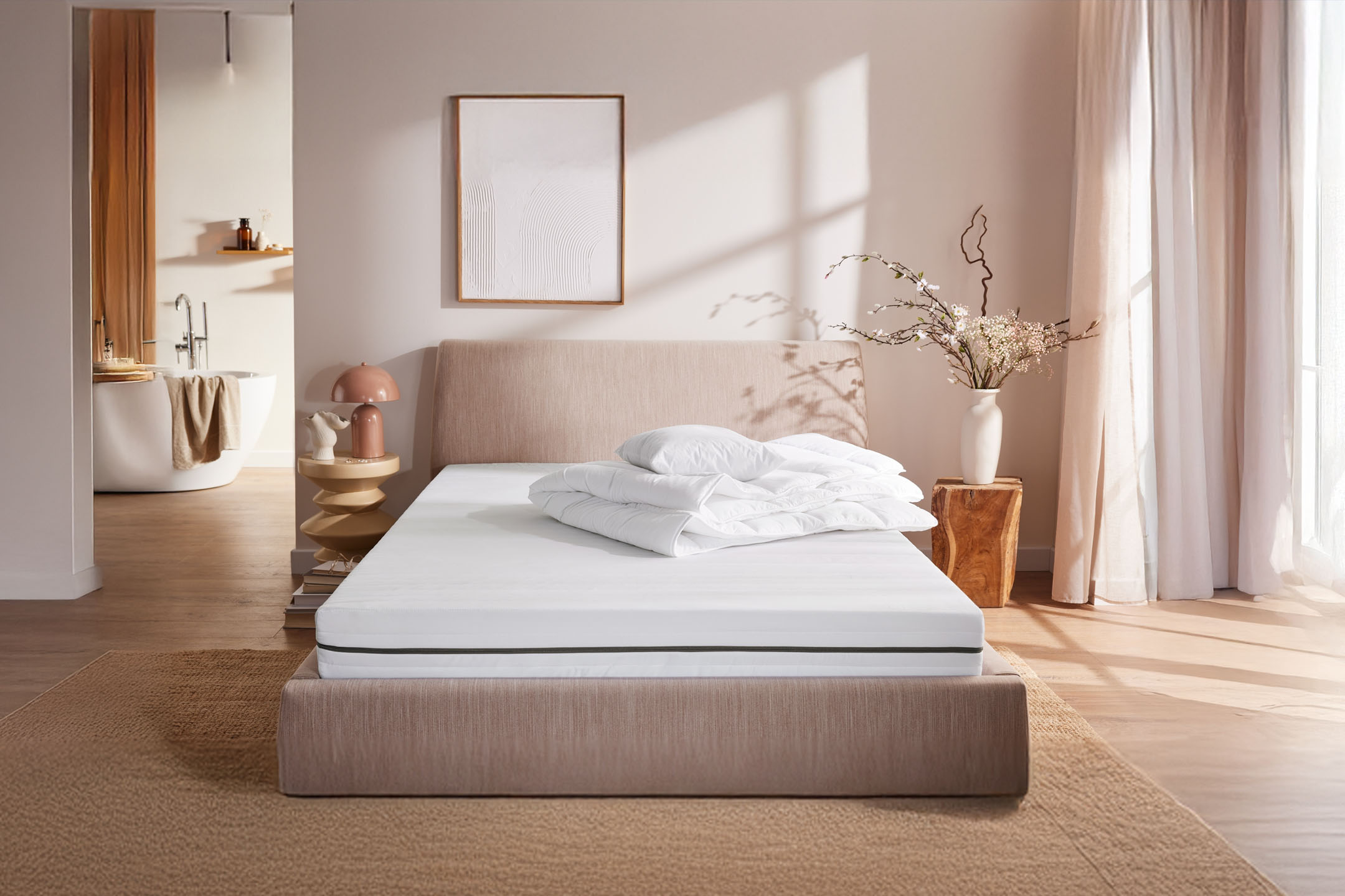 Matratze und Bettwäsche in einem minimalistischen Schlafzimmer.