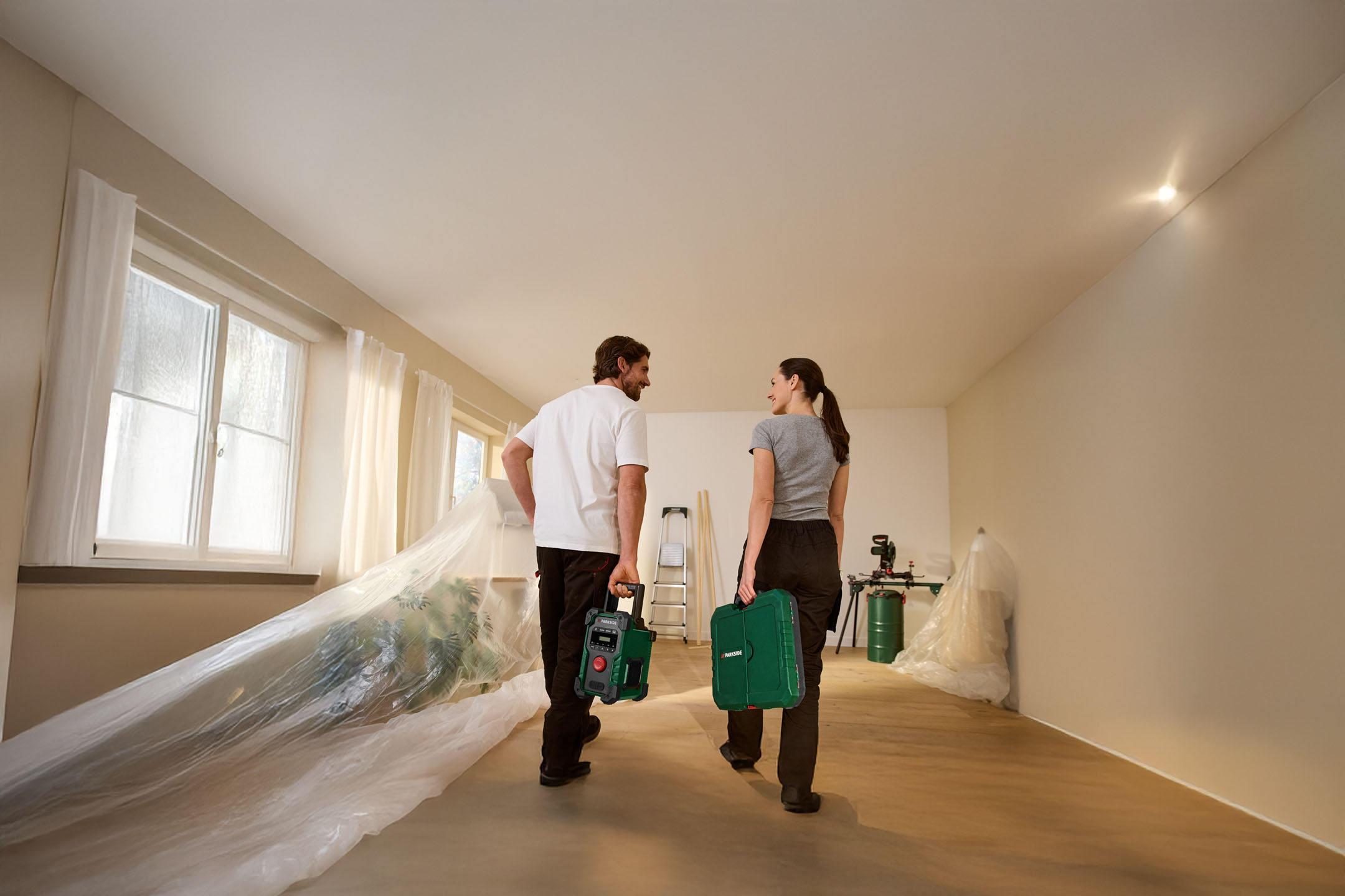 Paar mit Parkside Werkzeug in einem Haus im Umbau.