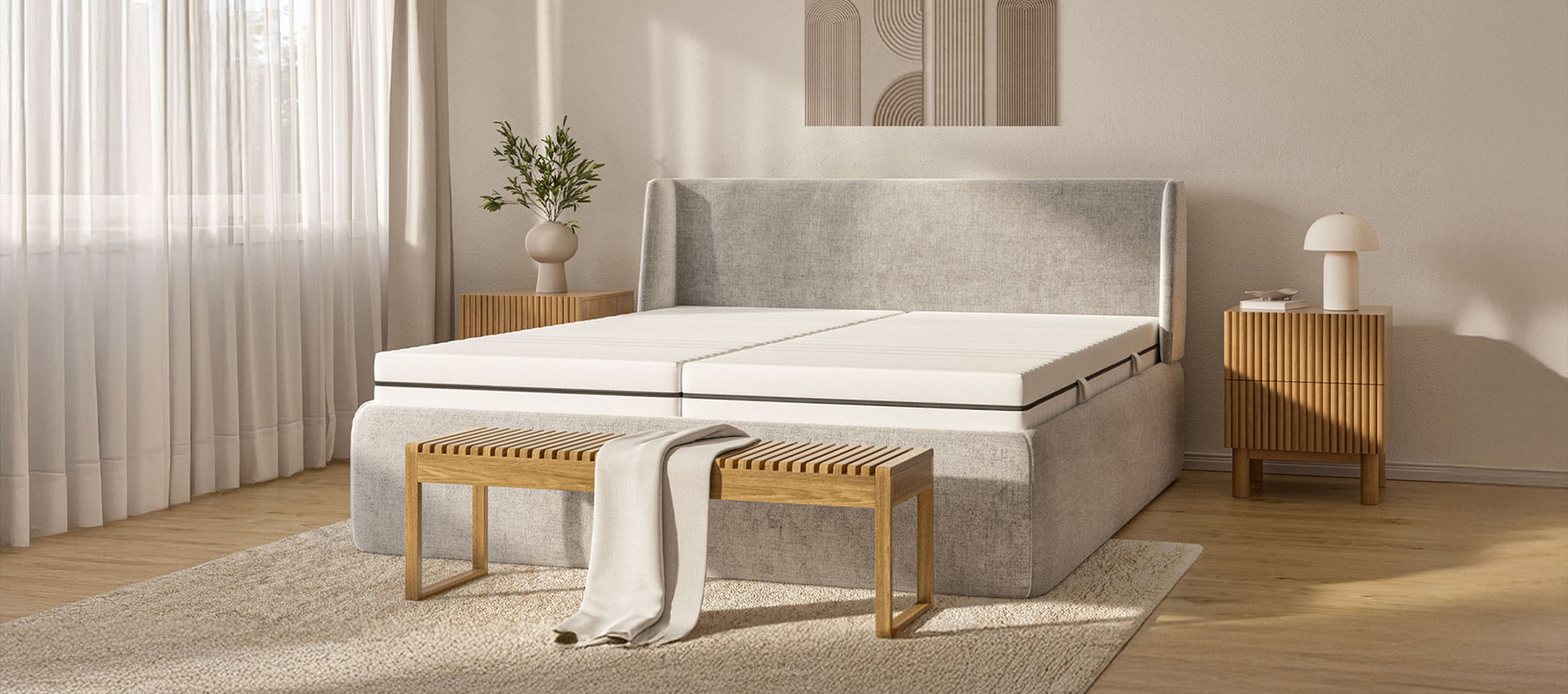 Neutrales Schlafzimmer mit Boxspringbett, Holzbank und Nachttischen.