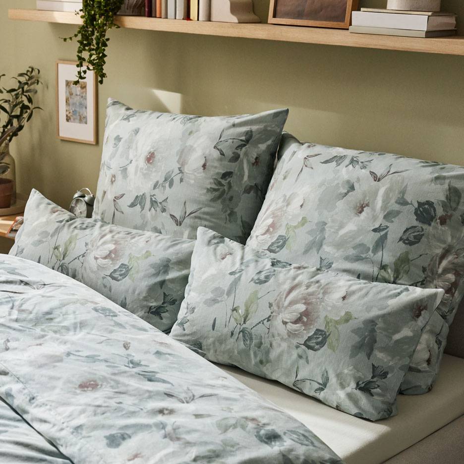 Blumiges Bettwäsche-Set in Grau-Grün.