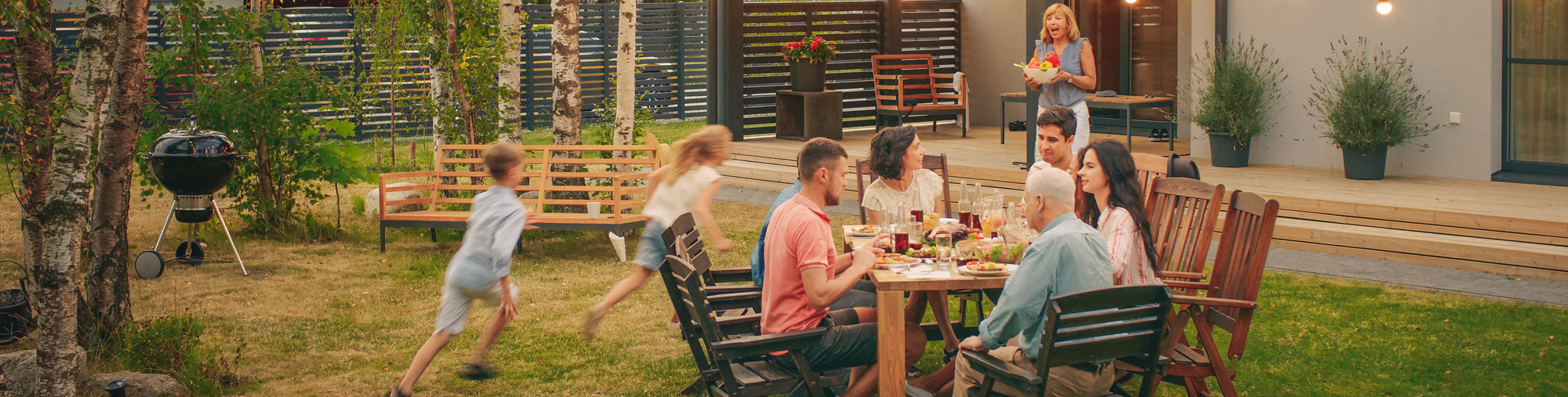 Familiengrillen im Garten.