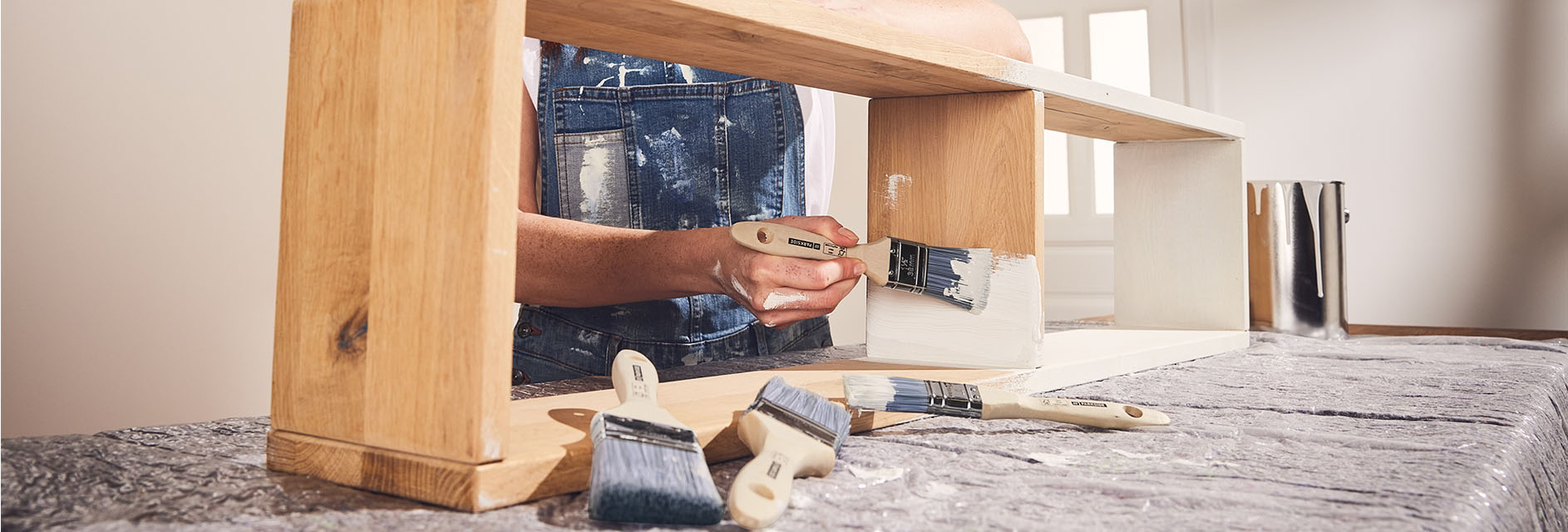 Holz Möbel mit Pinseln streichen.