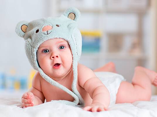 Süßes Baby in einer niedlichen Mütze.