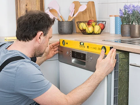 Bosch Spülmaschineninstallation, Stabila Wasserwaage.