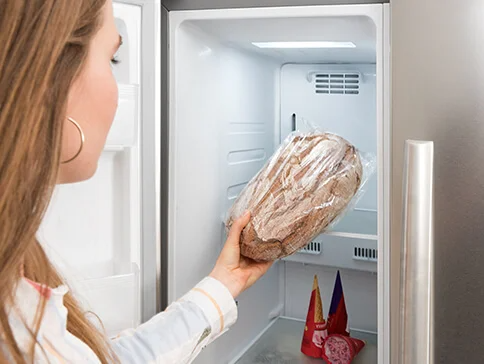 Brot und Eis im Kühlschrank.