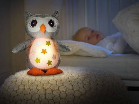 Leuchtende Plüsch-Eule im Kinderzimmer.
