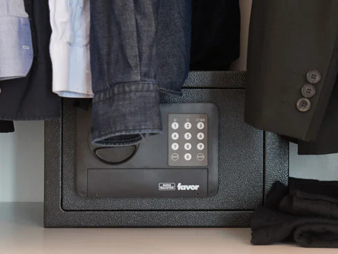 Bild eines Favor Safes mit Zahlencode und Kleidung.
