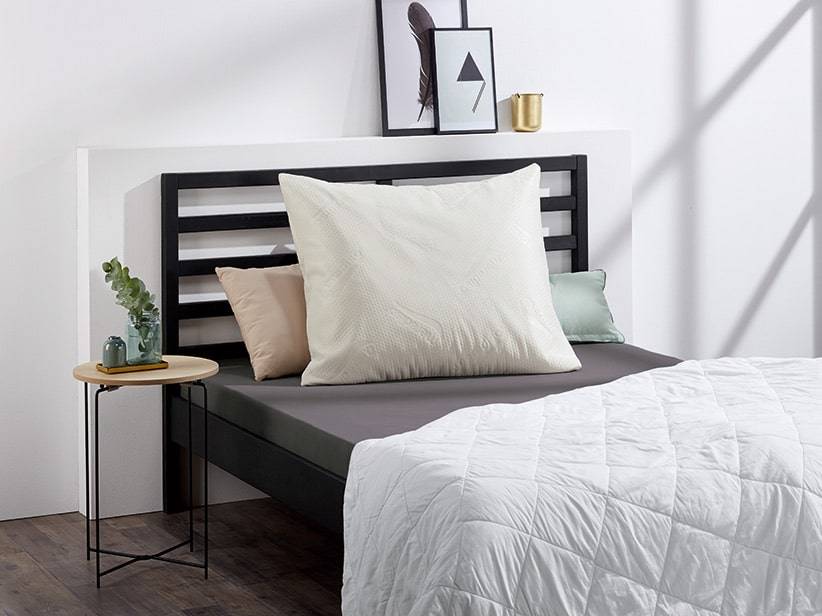 Bett, Kissen und Decke.