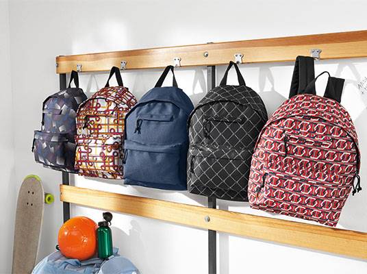 Rucksäcke in verschiedenen Mustern und Farben.