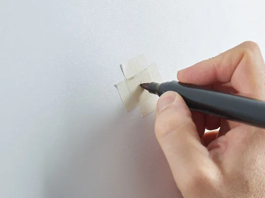 Leinwand, Klebeband und Marker.