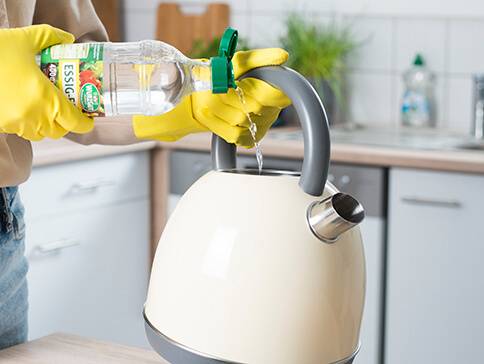 Reinigung eines Wasserkochers mit Essig.