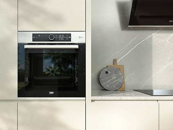 Beko Backofen und Dunstabzugshaube in moderner Küche.