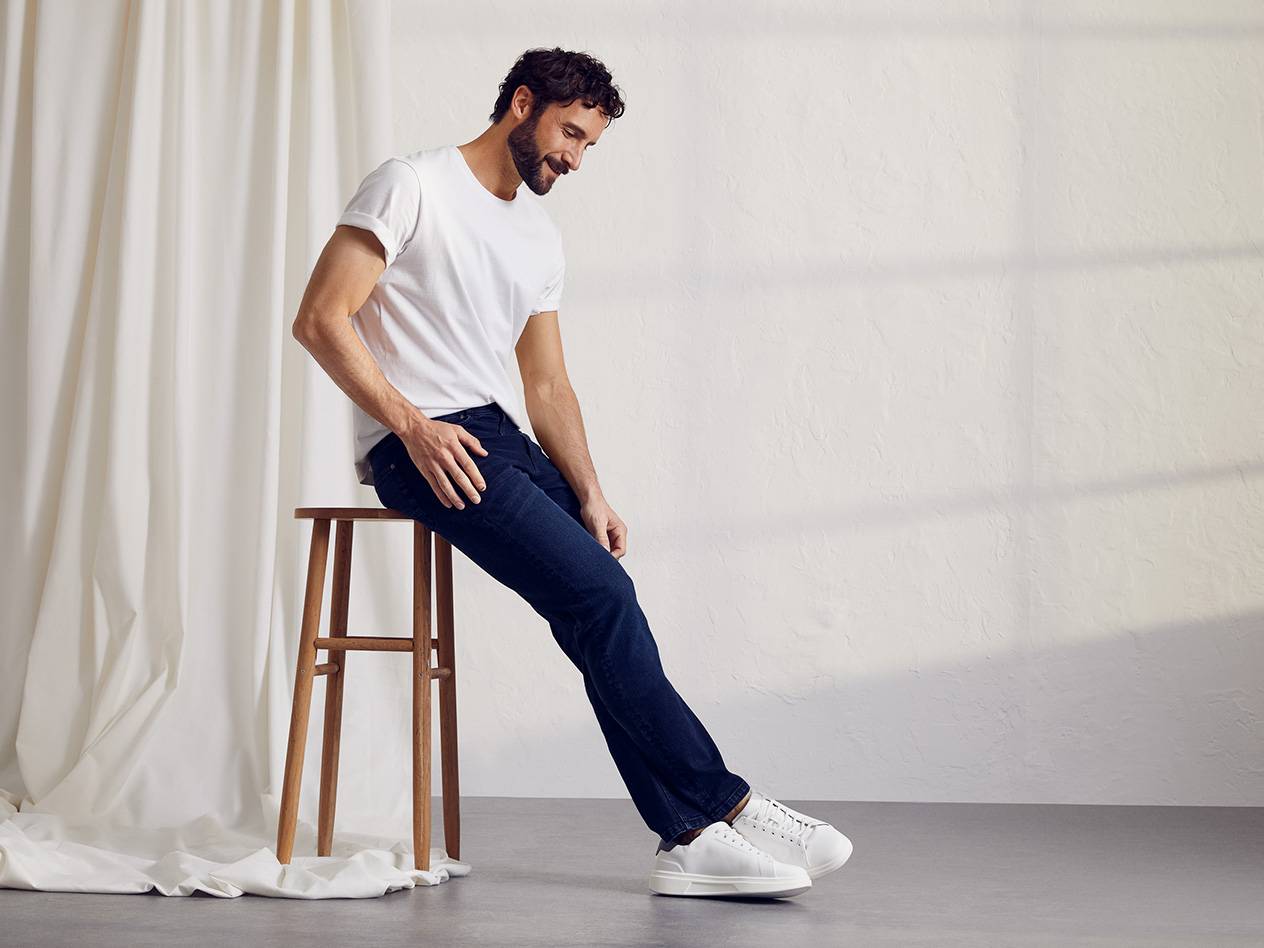Jeans und weiße Sneaker für Herren.