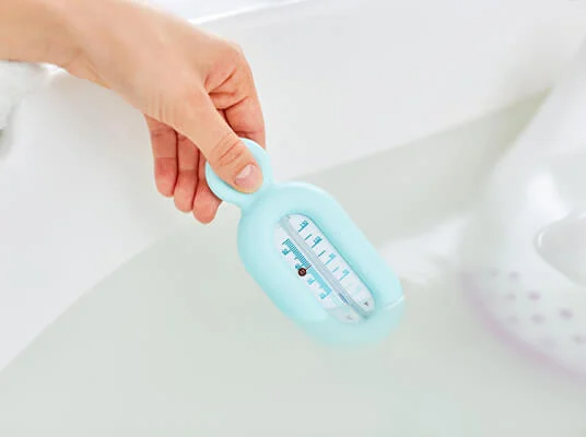 Wasserthermometer in der Badewanne.