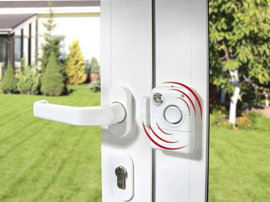 Türgriff und weißer Alarm an der Tür.