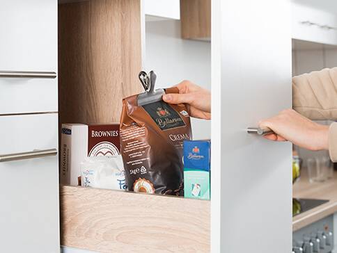 Brillano Kaffee, Brownies und andere Lebensmittel in der Küchenschrank.