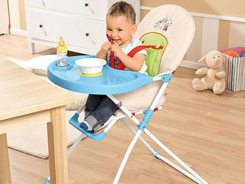 Hochstuhl für Babys, Essbesteck.