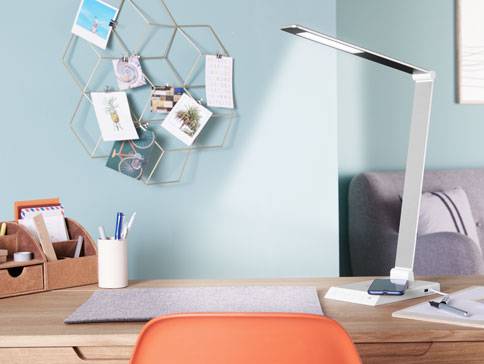Schreibtischlampe und Wandorganizer für Fotos.