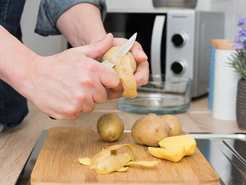 Kartoffeln mit einem Messer schälen, Vorbereitung zum Kochen.