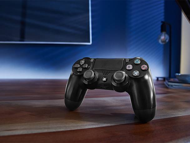 PlayStation-Controller und Fernseher fürs Gaming.