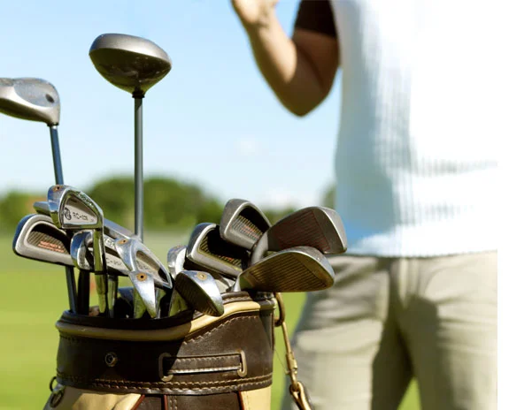 Golfschläger und -tasche auf dem Platz.