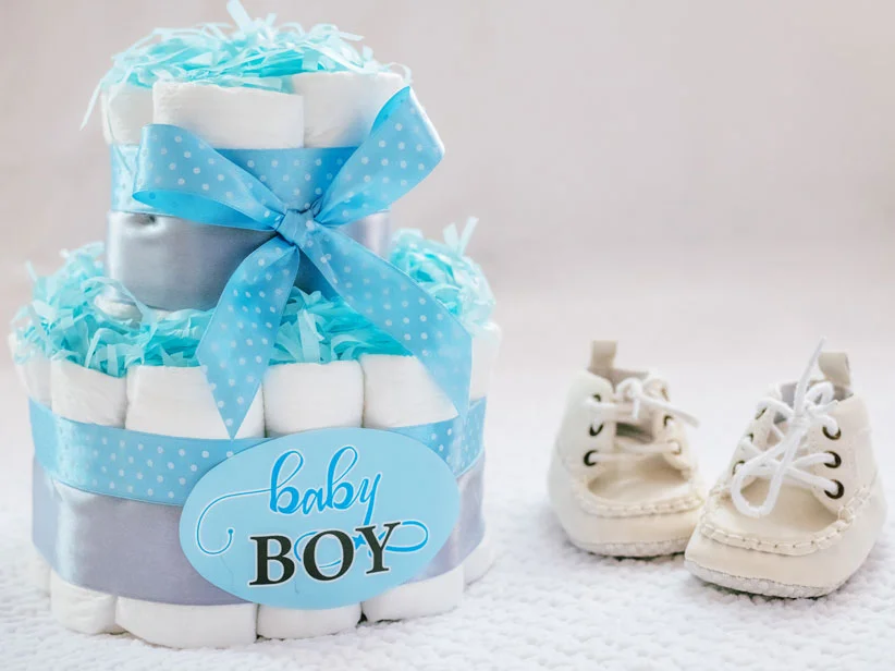 Windeltorte und Babyschuhe, für eine Babyparty.