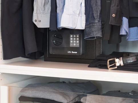 Schrank mit Favor Safe und Kleidung.