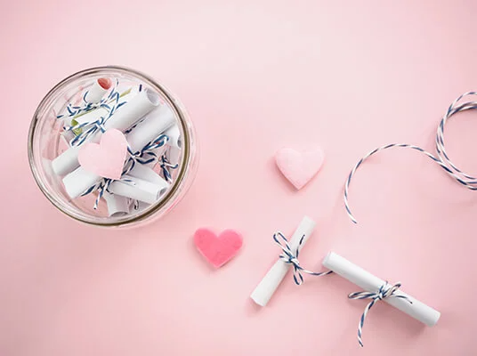 Liebesbriefe im Glas und Herzen.