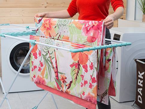 Blumenmuster Wäsche auf einem Wäscheständer.