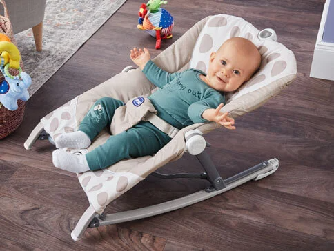 Baby in Chicco-Schaukelsitz.