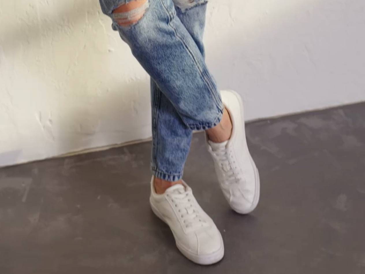 Lässiger Look: Jeans und weiße Sneaker.