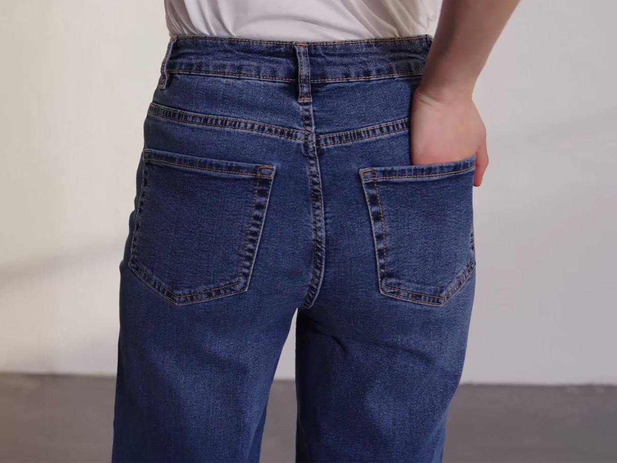 Dunkelblaue Jeans, Rückansicht.