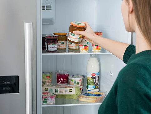 Kühlschrank; Marmeladen, Joghurt und Milch.